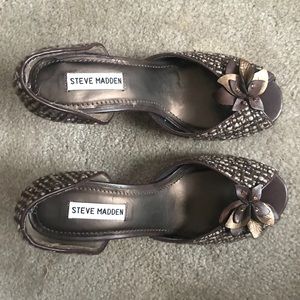 Tweed open toe Steve Madden pumps w/ floral decal.